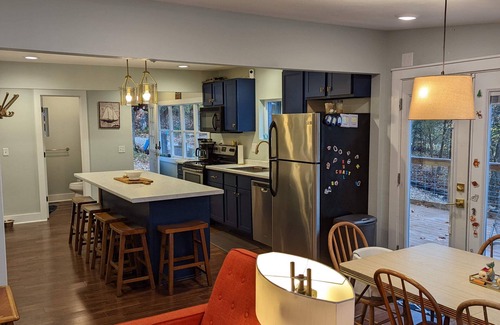 Eagle Rock House | Lake Front Cabin - Walk to the water