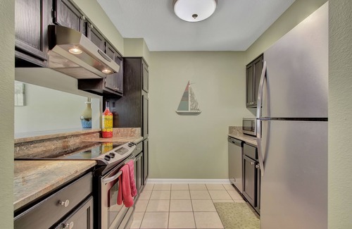 Mid America Condo | Lake Front Condo with Boat Slip/Unit 9/Close to Bathhouse Row and Oaklawn!