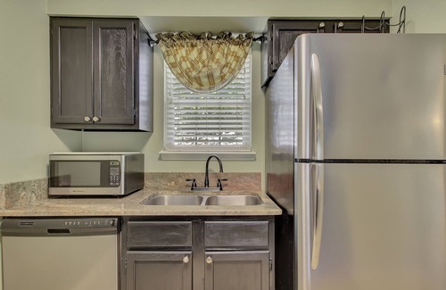 Mid America Condo | Lake Front Condo with Boat Slip/Unit 9/Close to Bathhouse Row and Oaklawn!