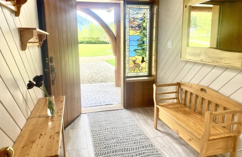 Barriere House | Lake Front Family Beach House w/large yard and hot tub