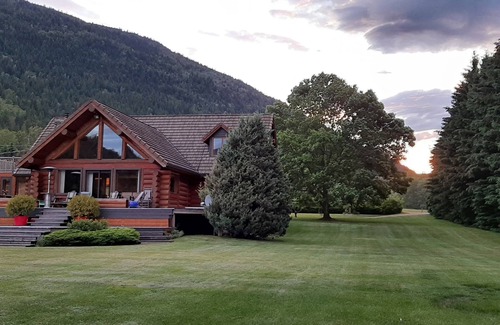 Barriere House | Lake Front Family Beach House w/large yard and hot tub