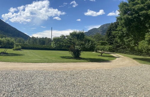 Barriere House | Lake Front Family Beach House w/large yard and hot tub