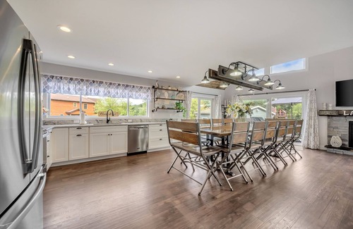 Lake Harmony House | Lake Front! "Great Lake Escape" Dock w/Hot Tub, Fire Pit, Pool Table, Foosball & Shuffleboard