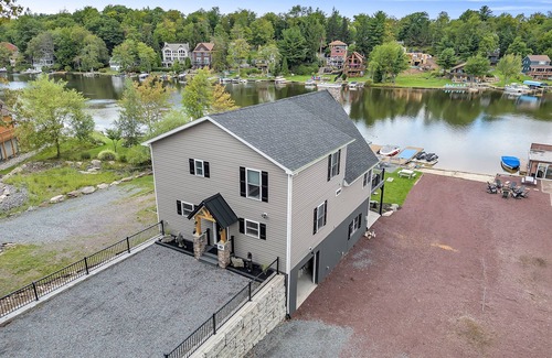 Lake Harmony House | Lake Front! "Great Lake Escape" Dock w/Hot Tub, Fire Pit, Pool Table, Foosball & Shuffleboard