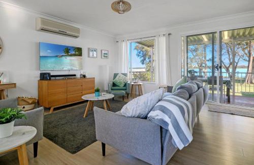 Budgewoi House | Lake Front Home Relax Unwind