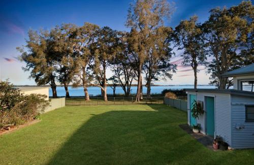 Budgewoi House | Lake Front Home Relax Unwind