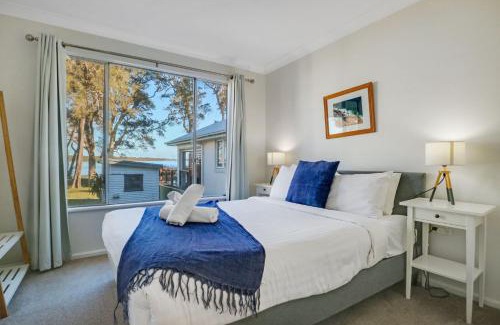 Budgewoi House | Lake Front Home Relax Unwind