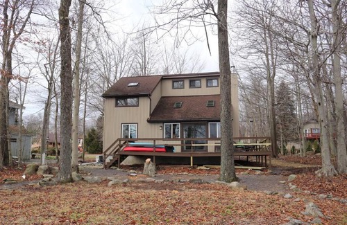 Tobyhanna House | Lake Front home with Boats & close to Waterparks and Casino