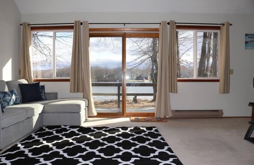Tobyhanna House | Lake Front home with Boats & close to Waterparks and Casino