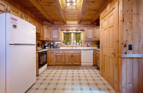Ellsworth Cabin | Lake front, hot tub, kayak, paddle board, Dogs, Mount Desert Island, Bar Harbor!