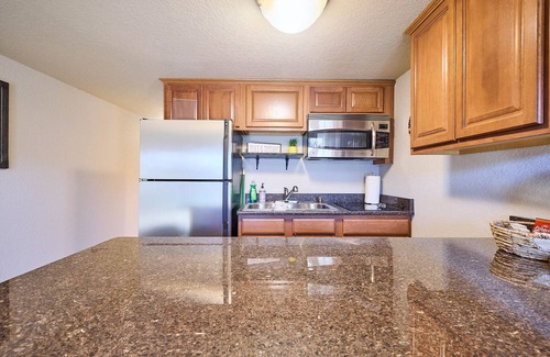 Mid America Condo | Lake Front in Hot Springs! Cozy, Water views and more!