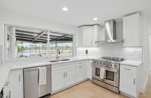 Beachview Country Club Estates House | Lake front Island Oasis with Private Pool & Bike to Beach – Sanibel Retreat