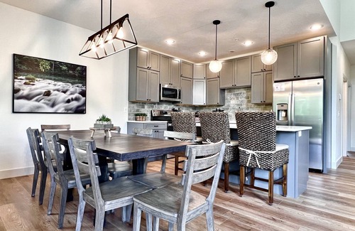 Indian Point House | Lake Front, Kayaks, Private Hot Tub, Firepit!