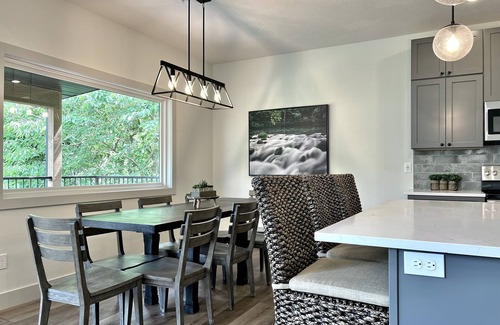 Indian Point House | Lake Front, Kayaks, Private Hot Tub, Firepit!