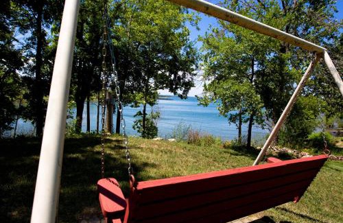 Big Cedars Apartment | Lake Front King Suite: Full Kitchen-Lakefront Deck- Shared Hot Tub