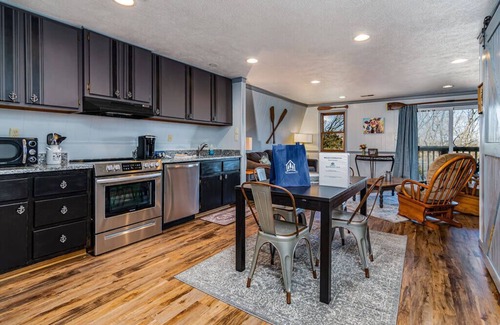 Big Cedars House | Lake Front King Suite: Full Kitchen-Deck-Shared Hot Tub-Free Tix Daily