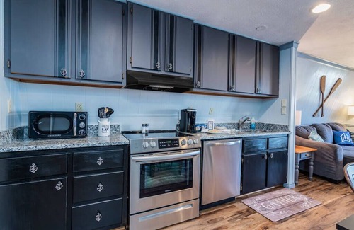Big Cedars House | Lake Front King Suite: Full Kitchen-Deck-Shared Hot Tub-Free Tix Daily