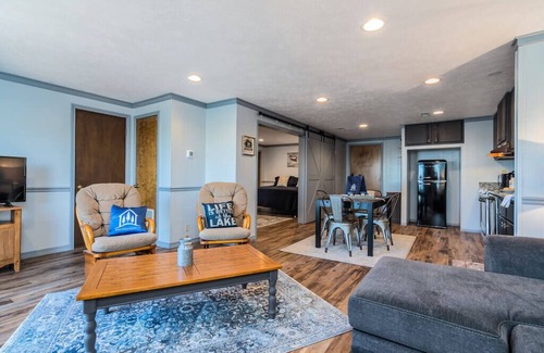 Big Cedars House | Lake Front King Suite: Full Kitchen-Deck-Shared Hot Tub-Free Tix Daily