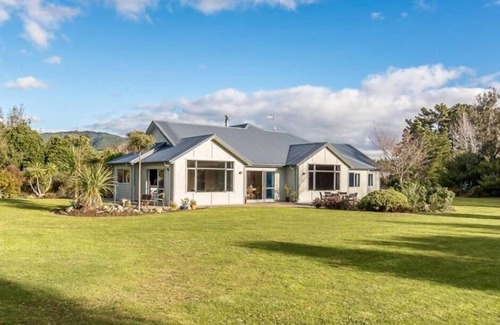 Paraparaumu House | Lake-front life style house with sauna room