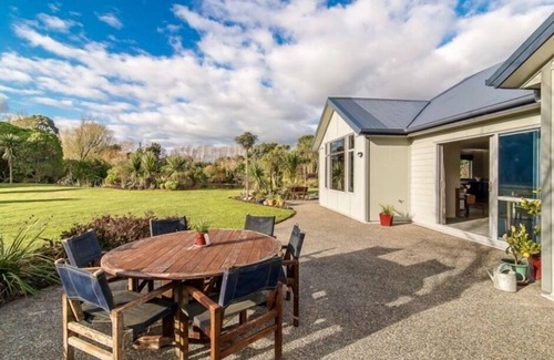 Paraparaumu House | Lake-front life style house with sauna room