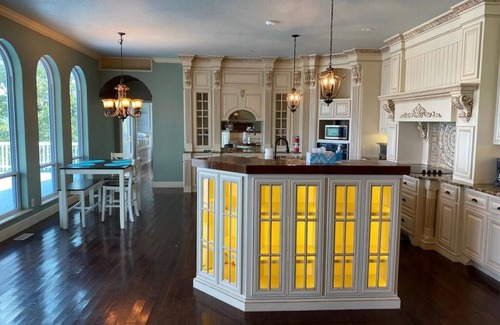Royal House | LAKE FRONT -LAKE HAMILTON - 4 Acres