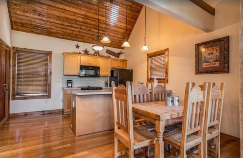 Reeds Spring House | Lake Front next to the Pool! In Stonebridge by Silver Dollar City