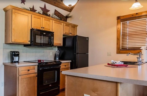 Reeds Spring House | Lake Front next to the Pool! In Stonebridge by Silver Dollar City