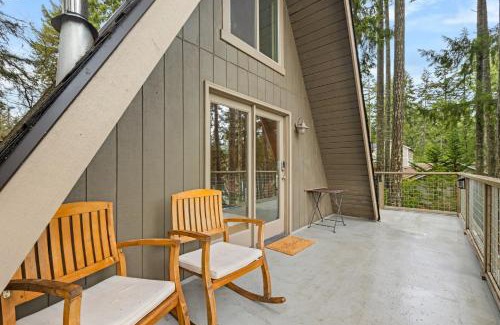 Burley House | Lake Front Retreat, Sauna/Hot Tub