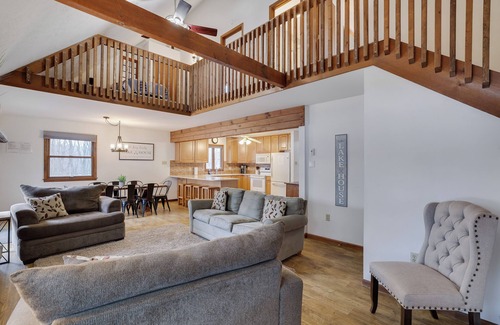 Jim Thorpe House | Lake front with Private Beach, Hot tub, Pool, Pickle Ball, Close to Skiing