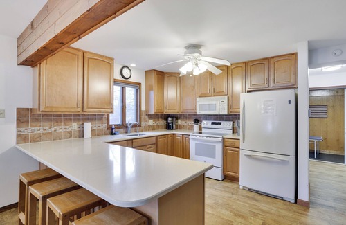 Jim Thorpe House | Lake front with Private Beach, Hot tub, Pool, Pickle Ball, Close to Skiing