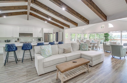 Mid America House | Lake Hamilton Views: Hot Springs Family Home!