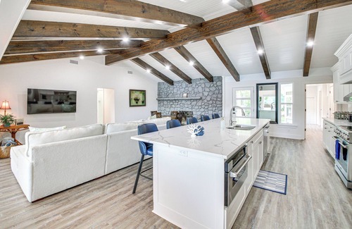 Mid America House | Lake Hamilton Views: Hot Springs Family Home!