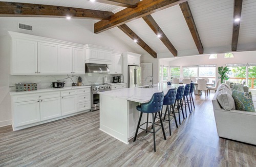 Mid America House | Lake Hamilton Views: Hot Springs Family Home!