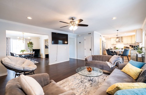 The Village Villa | LAKE HEFNER 🎣 SWIMMING POOL 🏊 HOT TUB GAME ROOM 🎱 POOL TABLE 🐶
