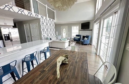 Stillwater House | Lake home & cottage,mins to track & downtown