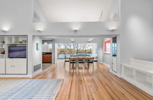 Arlington House | Lake House in the City