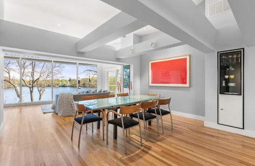 Arlington House | Lake House in the City