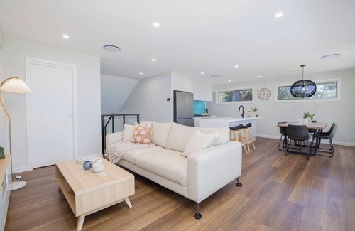 Charmhaven House | Lake House on Panorama Refined Waterfront Living