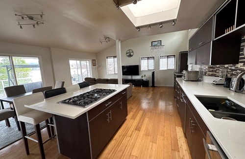 Issaquah House | Lake house, private beach, Jacuzzi tub, large deck