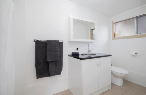 Tuggerawong House | Lake House Studio - A Peaceful Waterfront Hideaway