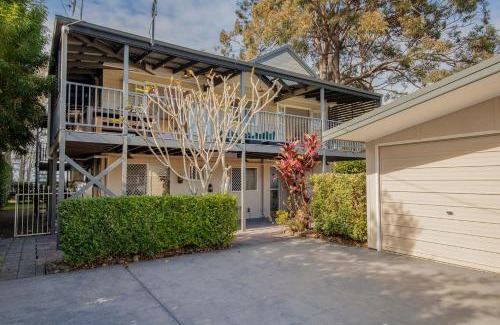 Tuggerawong House | Lake House Studio - A Peaceful Waterfront Hideaway