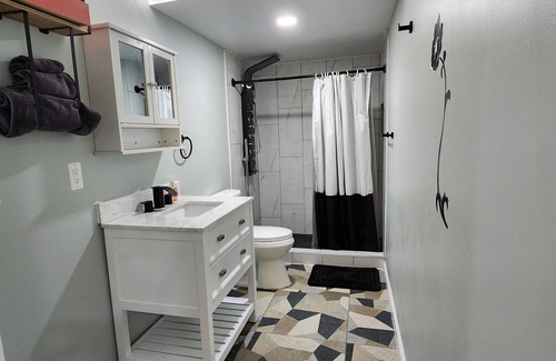 Winchester House | Lake House w/2 huge decks/2 sunrooms/shower panel w/6 modes/beach nearby
