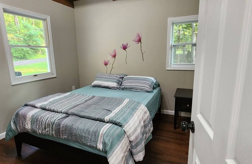 Winchester House | Lake House w/2 huge decks/2 sunrooms/shower panel w/6 modes/beach nearby