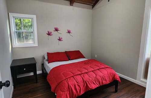 Winchester House | Lake House w/2 huge decks/2 sunrooms/shower panel w/6 modes/beach nearby