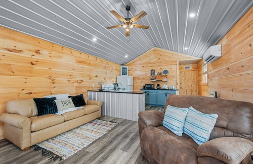 Groveoak House | Lake House with 32' Boat Garage, No-Stairs Entrance, Wi-Fi