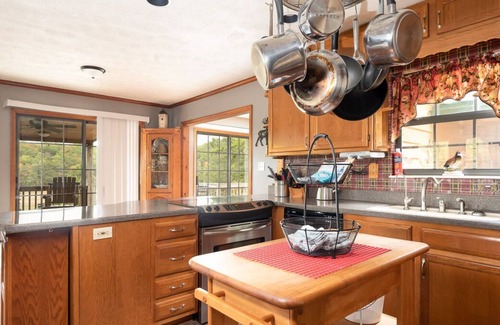 Sevierville Cabin | Lake House with Mountain Views