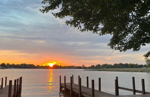 Millersport House | Lake House with Spectacular Sunsets & Boat Dock