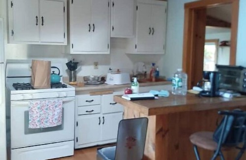 Hinesburg Cottage | Lake Iroquois. Cozy Lakeside Retreat, Close to Williston, Burlington, Skiingnn