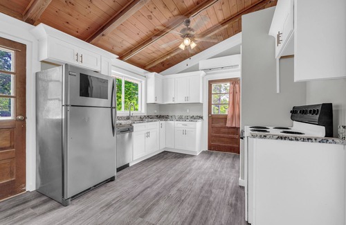 Lavonia Cabin | Lake It Easy – Cozy Hartwell Retreat with Big Dock & Stunning Views