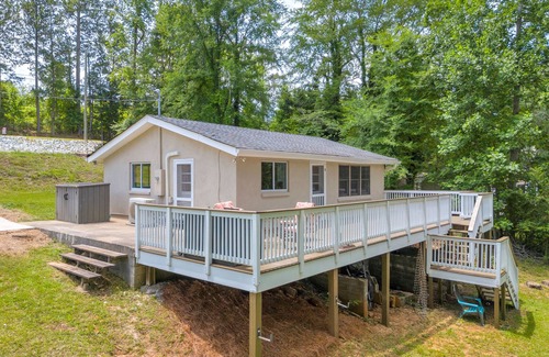 Lavonia Cabin | Lake It Easy – Cozy Hartwell Retreat with Big Dock & Stunning Views